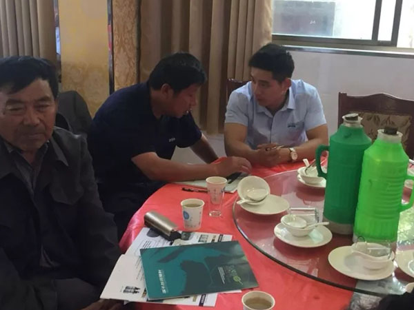 绿科业务人员与养殖户交流1