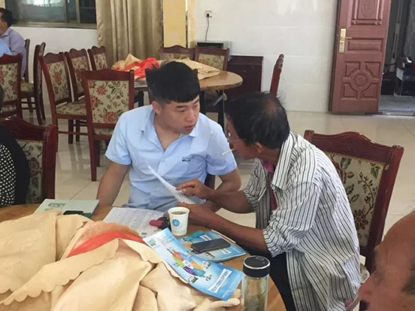 绿科业务人员与养殖户交流2